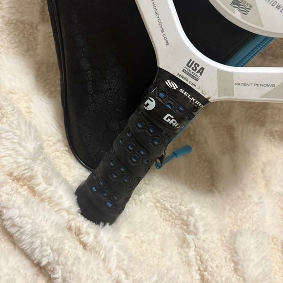 Selkirk Black and white paddle with case. - Picture 5 of 7